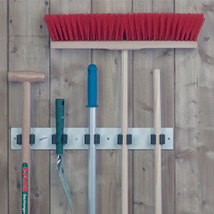 Houder met 5 klemmen voor gereedschap met steel en bezemstelen