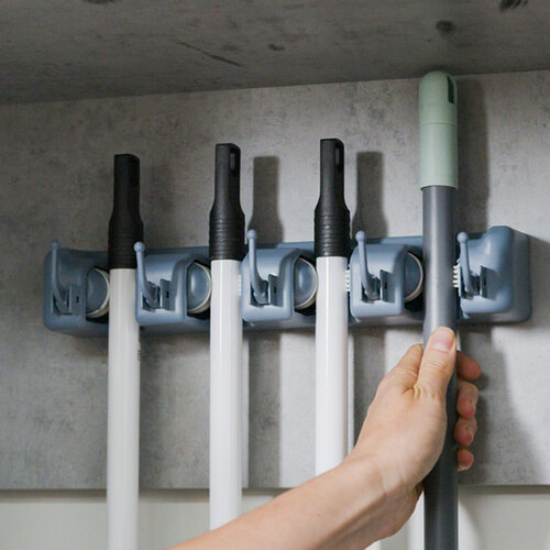 Bezemhouder met 4 klemmen.